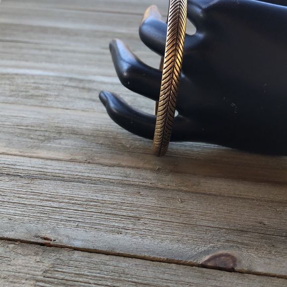 Lucky Brand Herringbone Patterned Antique Gold Tone Asymmetrical Bangle! EUC - Picture 5 of 12